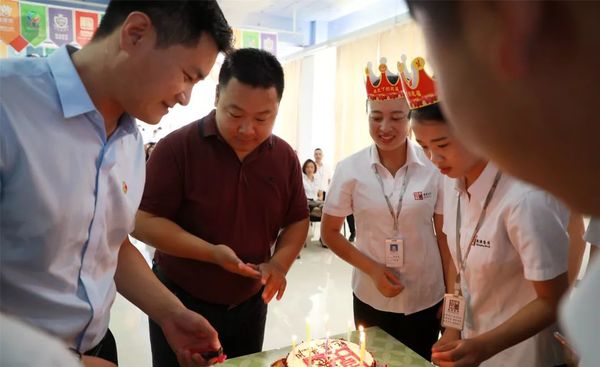 集團(tuán)領(lǐng)導(dǎo)為壽星們點燃生日蠟燭 集團(tuán)領(lǐng)導(dǎo)為壽星們點燃生日蠟燭